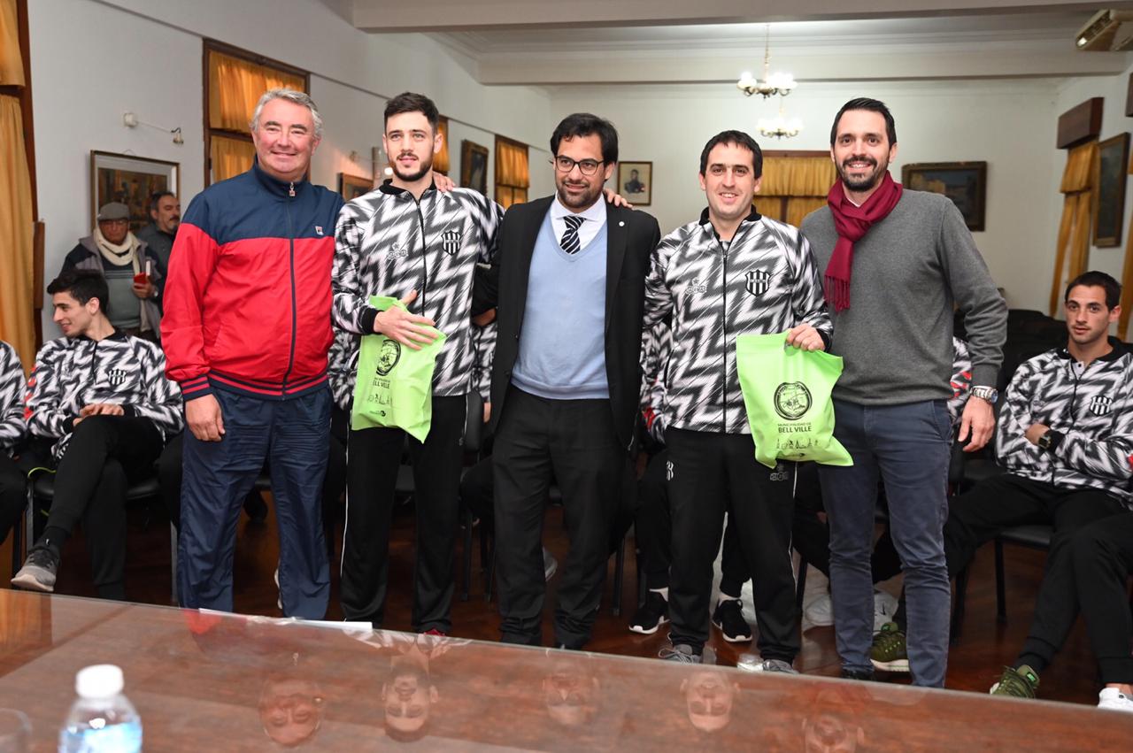 El plantel de Bell fue recibido por autoridades municipales
