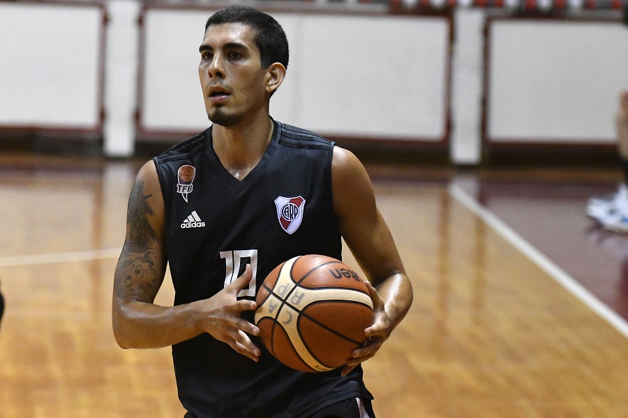 River superó a Huracán y sigue peleando