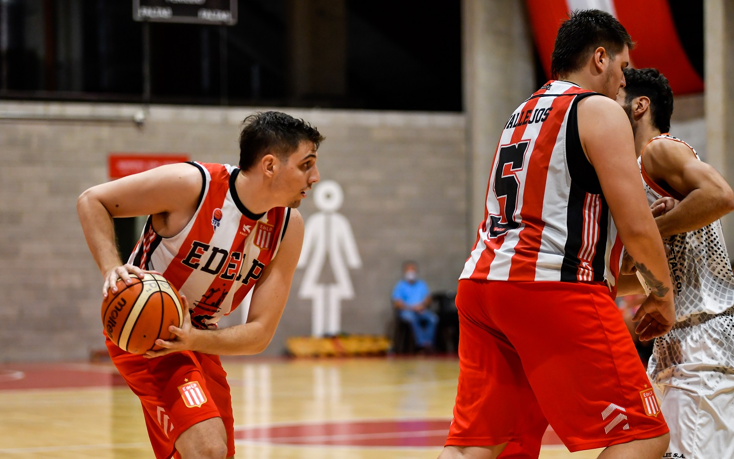 Regatas ganó su primer partido en La Plata