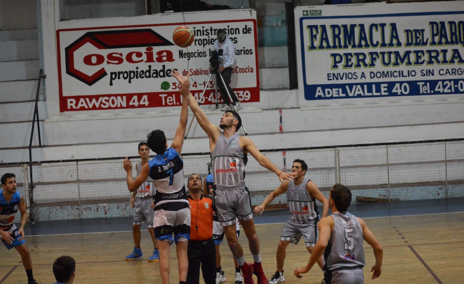 Racing le propinó una nueva derrota a Ferro
