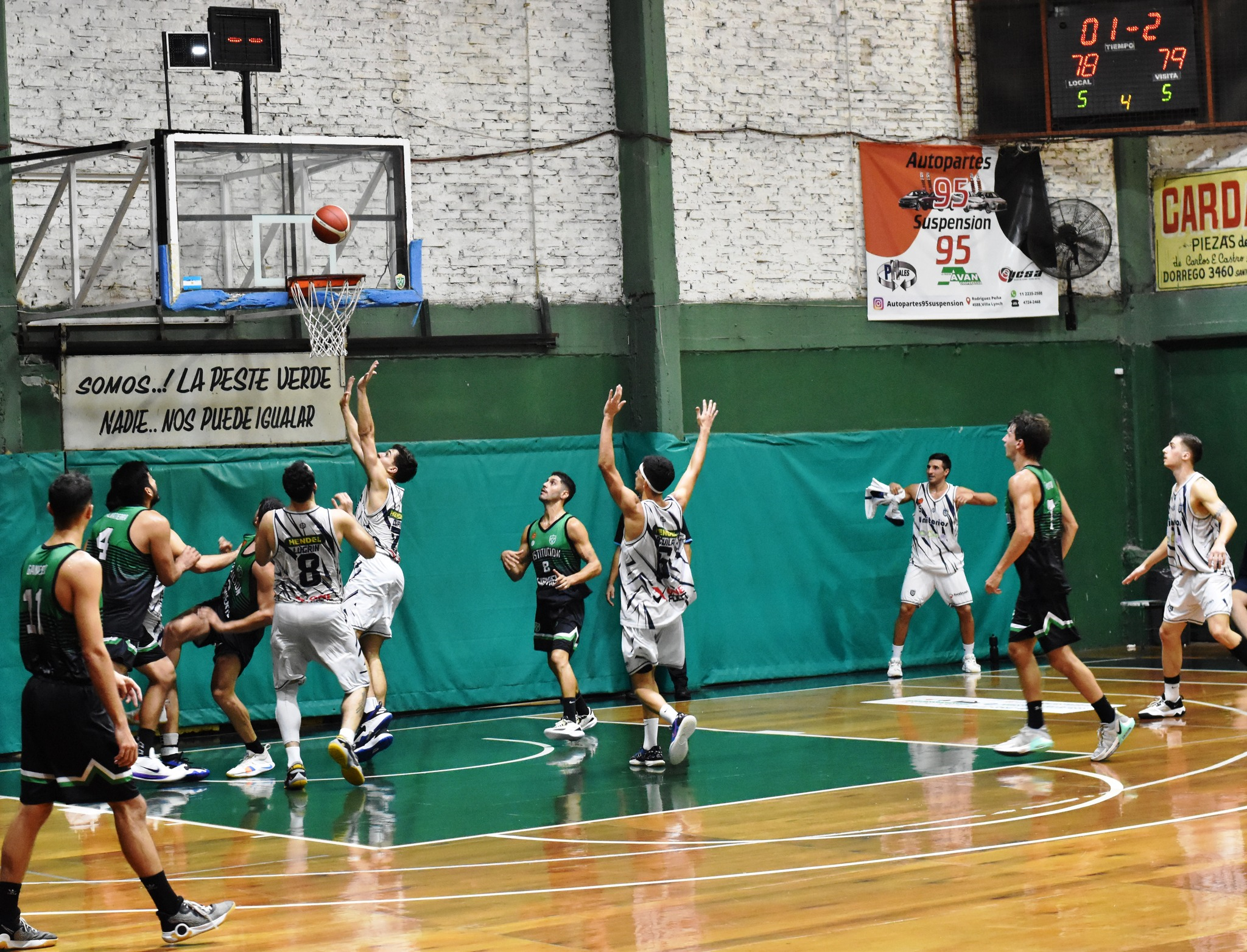 Agónico triunfo para Sarmiento que extendió su racha ganadora y sigue puntero