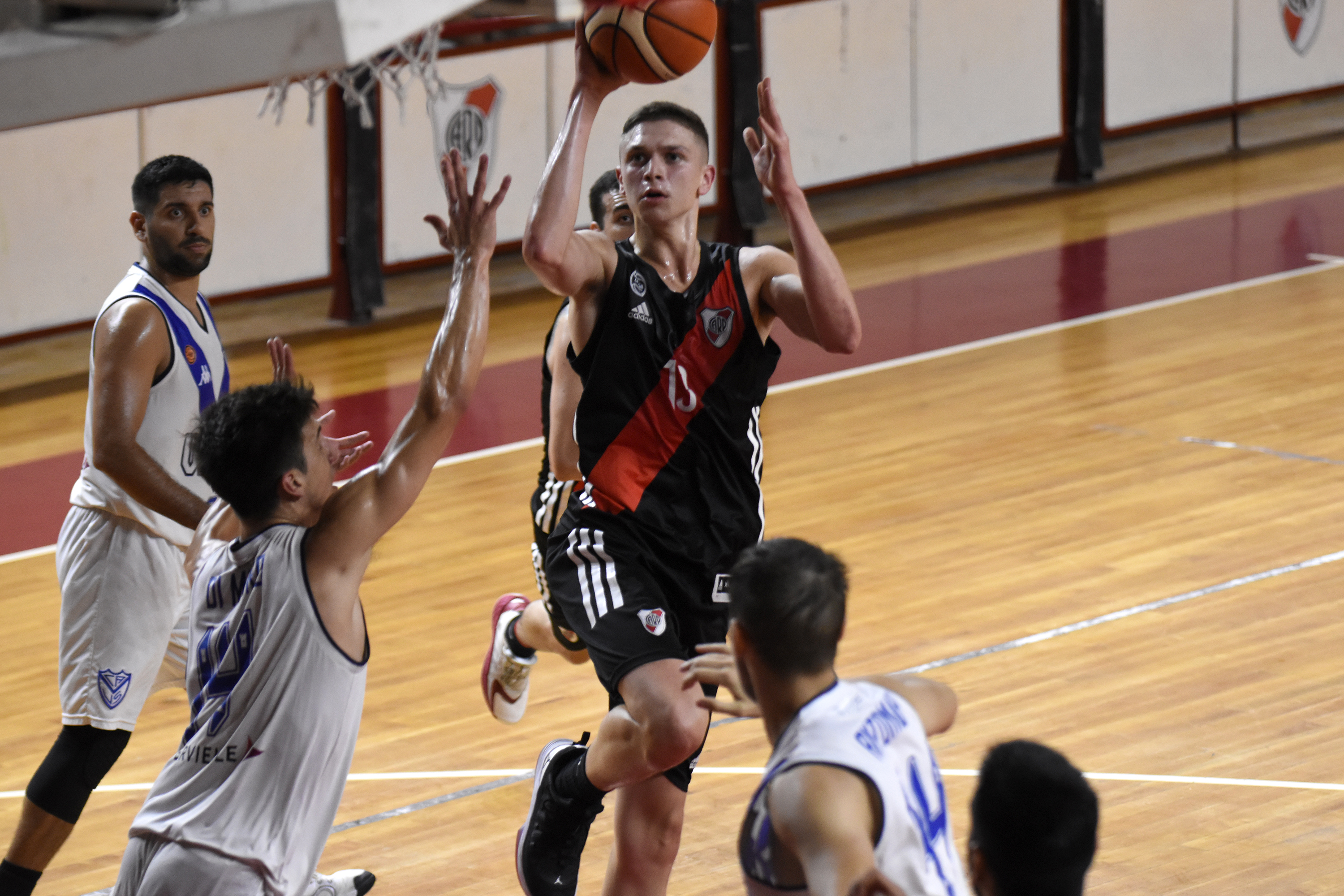 River ganó de local y sigue en lo más alto 