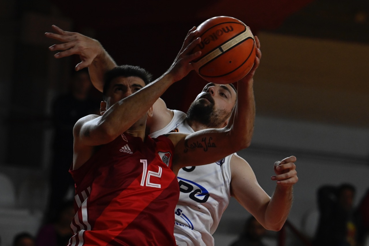 River se adelantó en la serie ante Racing de Olavarría 