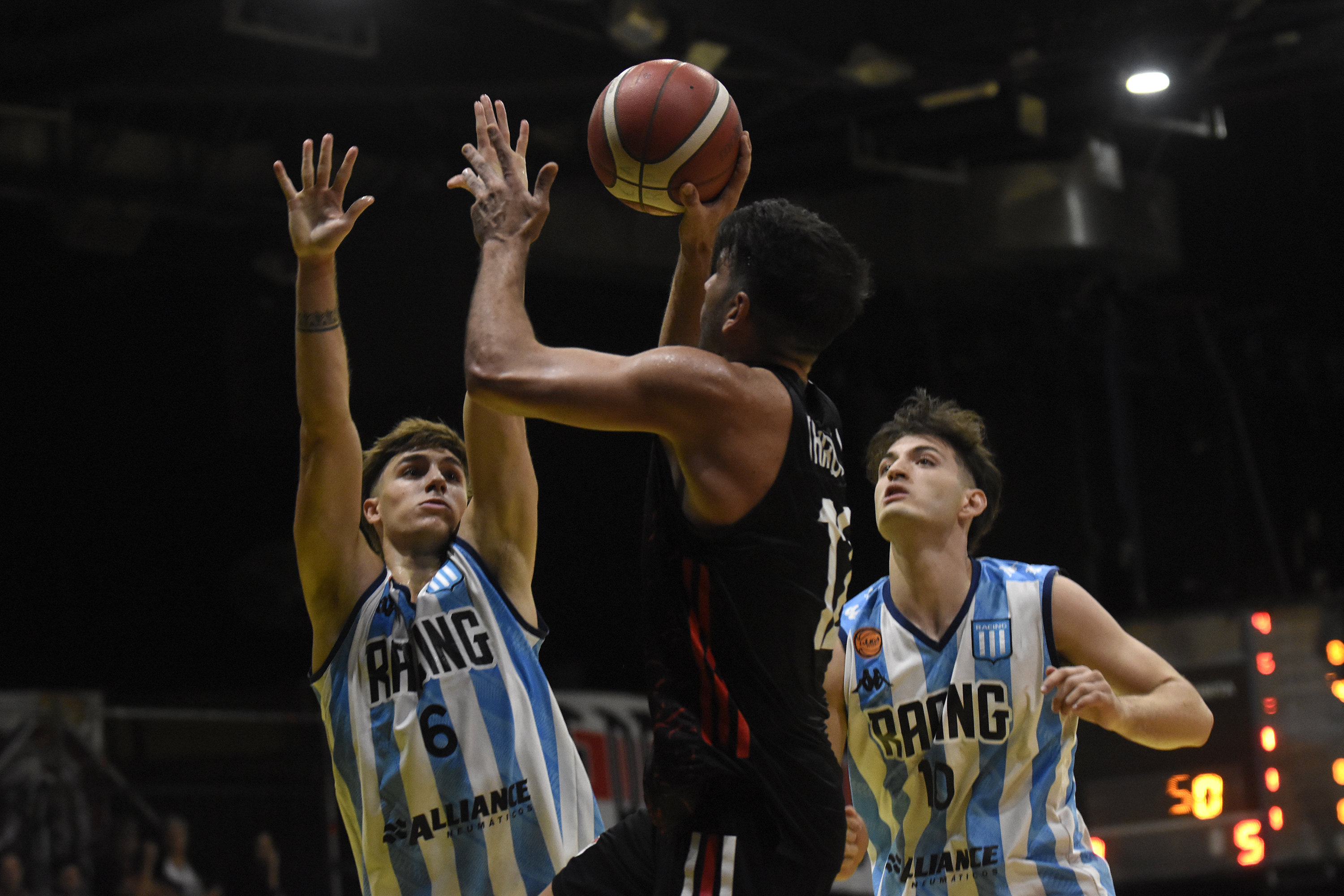Racing se aseguró el liderazgo ante River 