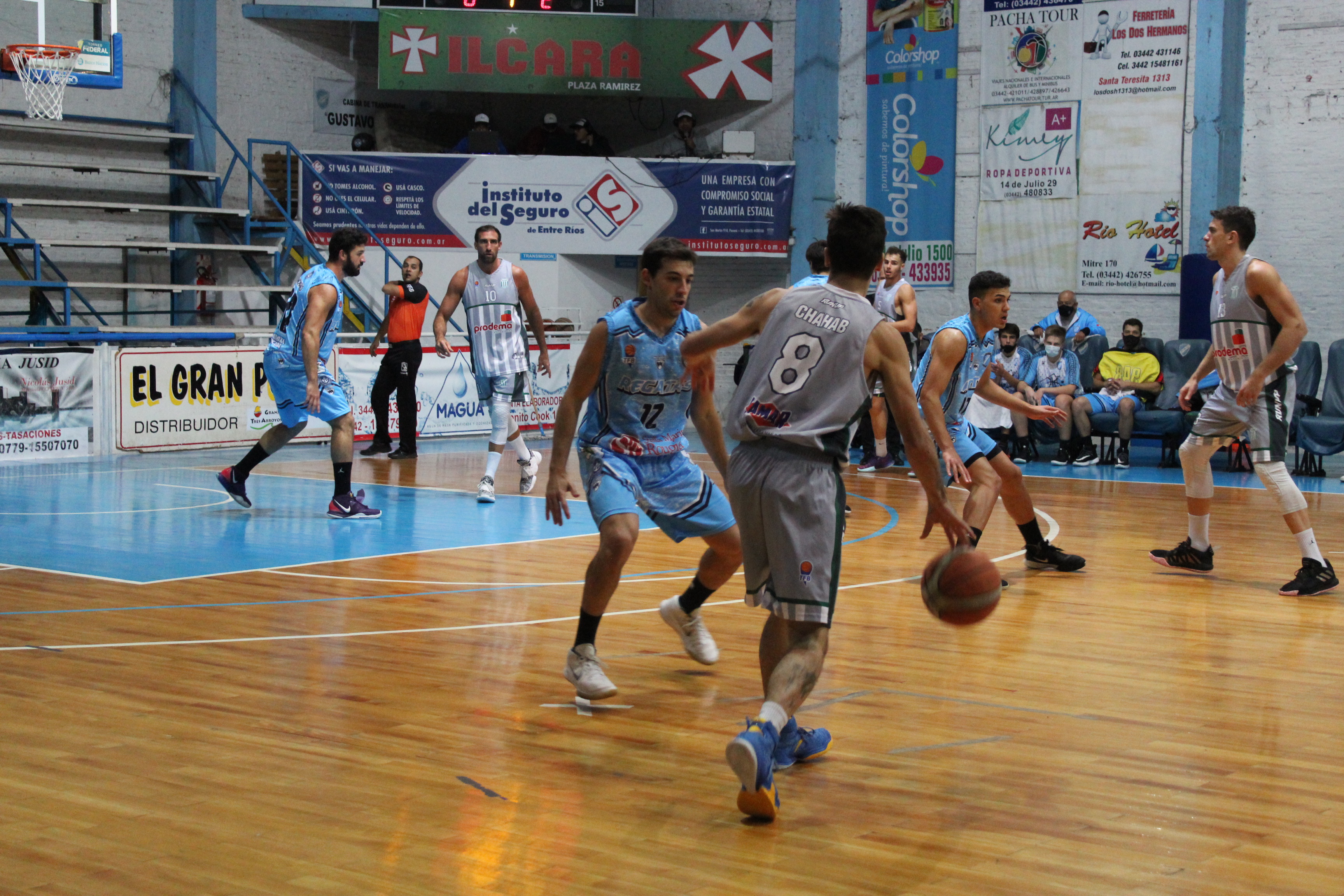 Regatas perdió ante Racing, pero sigue en pelea